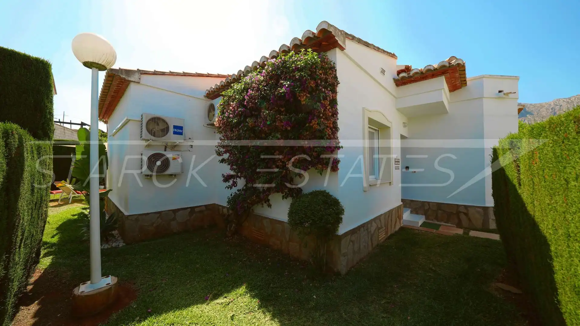 Vista exterior de Casa o xalet en venda en Beniarbeig amb Aire condicionat i Piscina