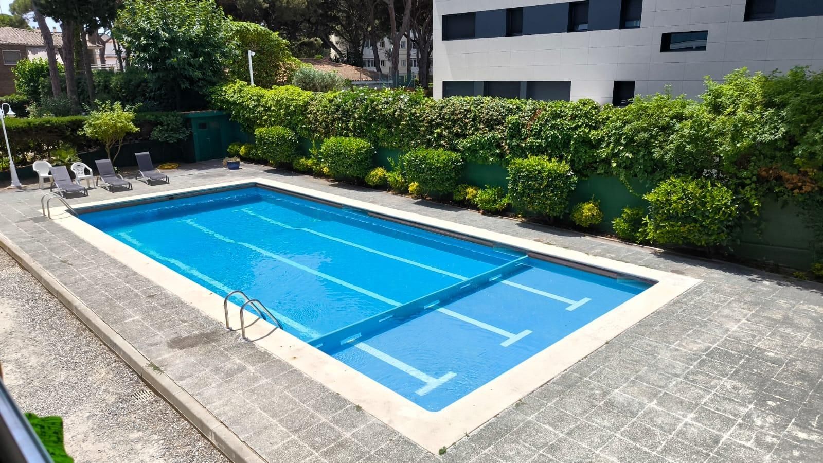Swimming pool of Flat to rent in Castelldefels  with Parquet flooring and Balcony