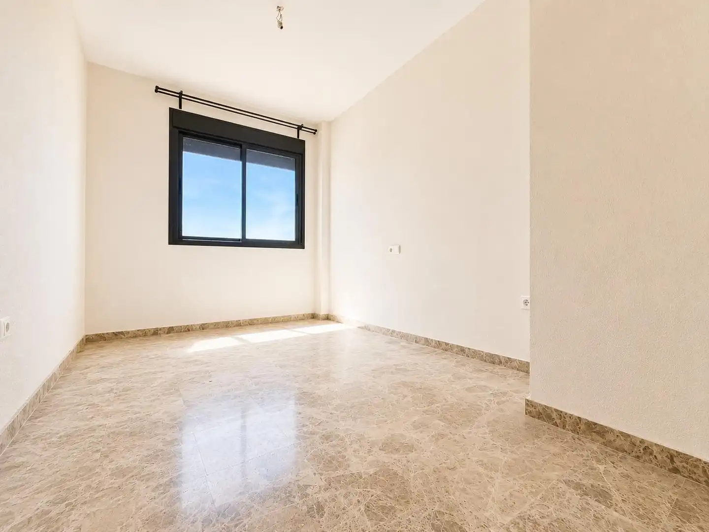 Habitación de Piso en venta en Málaga con Terraza, Trastero y Piscina comunitaria