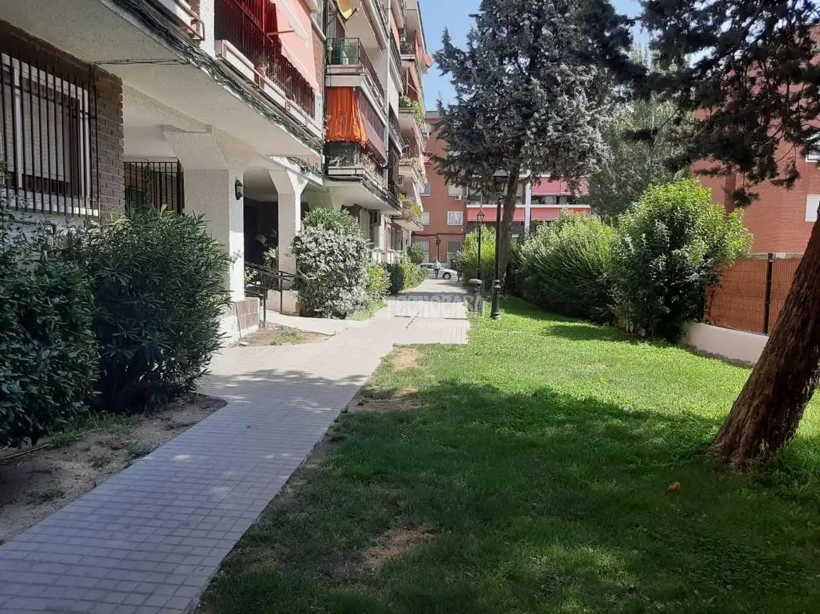 Vista exterior de Piso en venta en Humanes de Madrid con Calefacción, Terraza y Piscina comunitaria