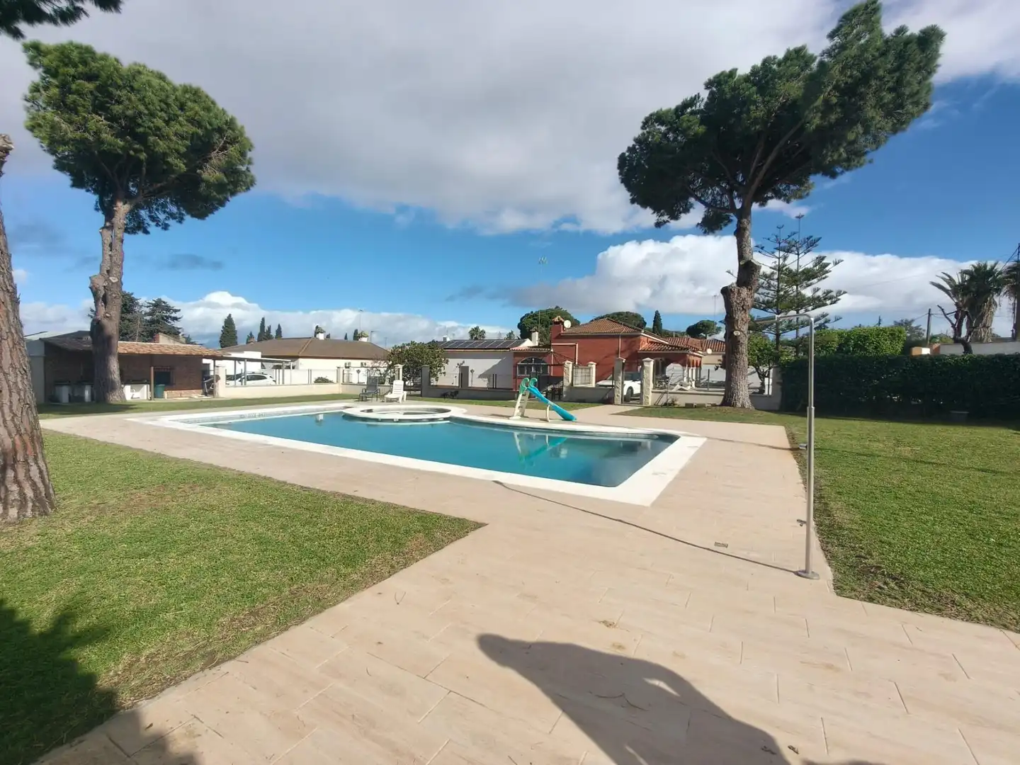Piscina de Casa o xalet en venda en Chiclana de la Frontera amb Aire condicionat, Jardí privat i Traster