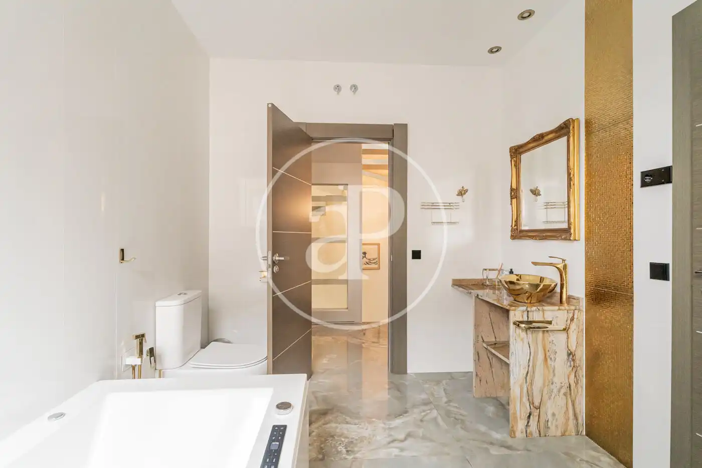 Baño de Casa adosada en venta en Pozuelo de Alarcón con Aire acondicionado, Calefacción y Jardín privado