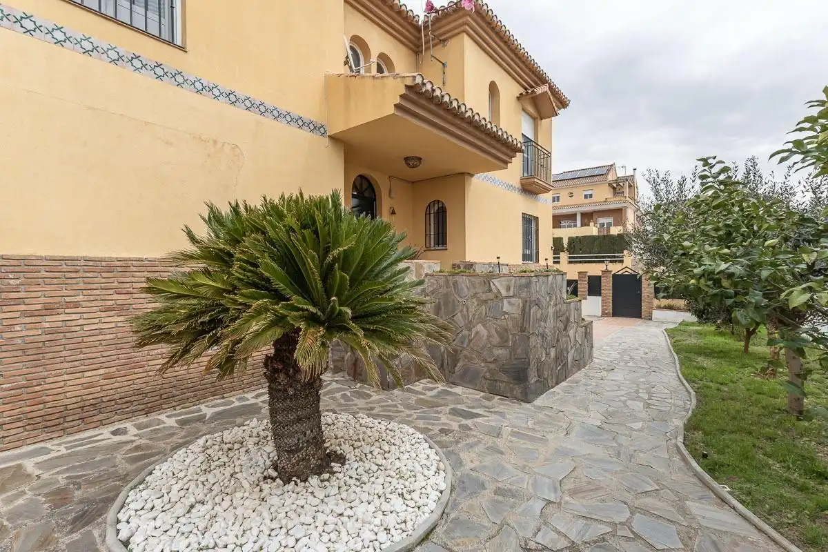 Vista exterior de Casa adosada en venda en Alhendín amb Jardí privat i Piscina