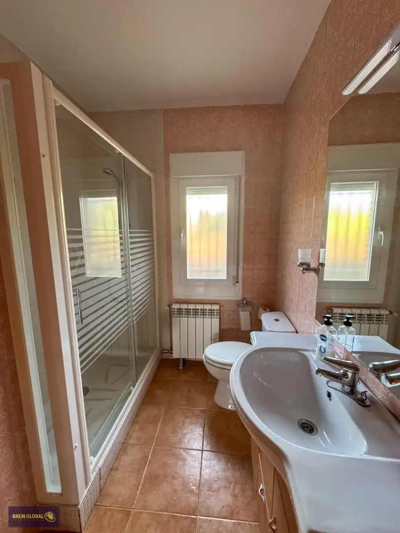Bany de Casa o xalet en venda en La Cabrera amb Jardí privat, Terrassa i Traster