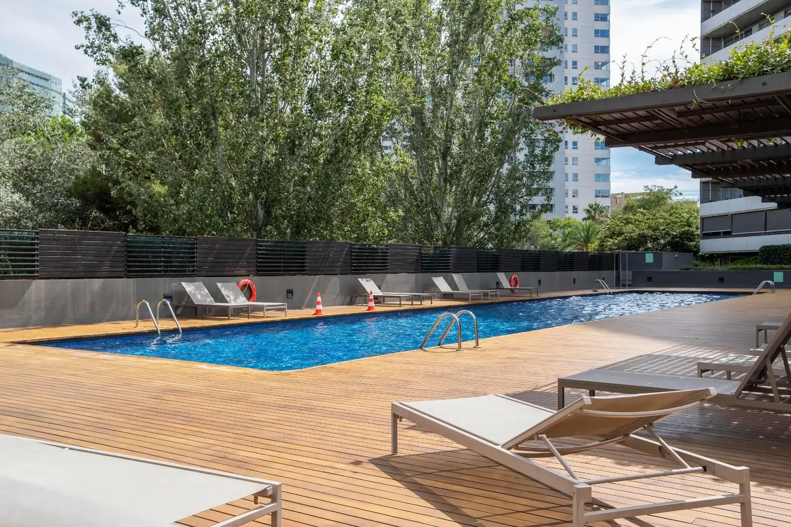 Schwimmbecken von Wohnung zum Verkauf in Barcelona mit Klimaanlage, Heizung und Parkett