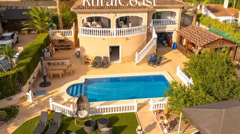 Chalet independiente, parcela 879m2, 4 habitaciones, 3 baños, Terraza, piscina, estudio para invitados, AC