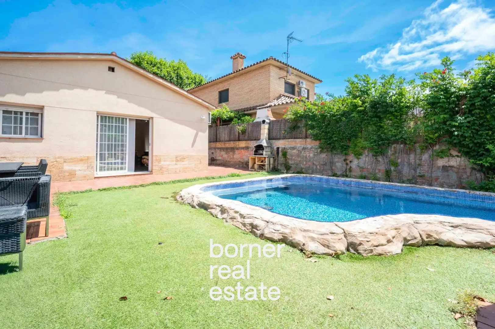 Vista exterior de Casa o xalet en venda en Sant Cugat del Vallès amb Aire condicionat, Calefacció i Jardí privat