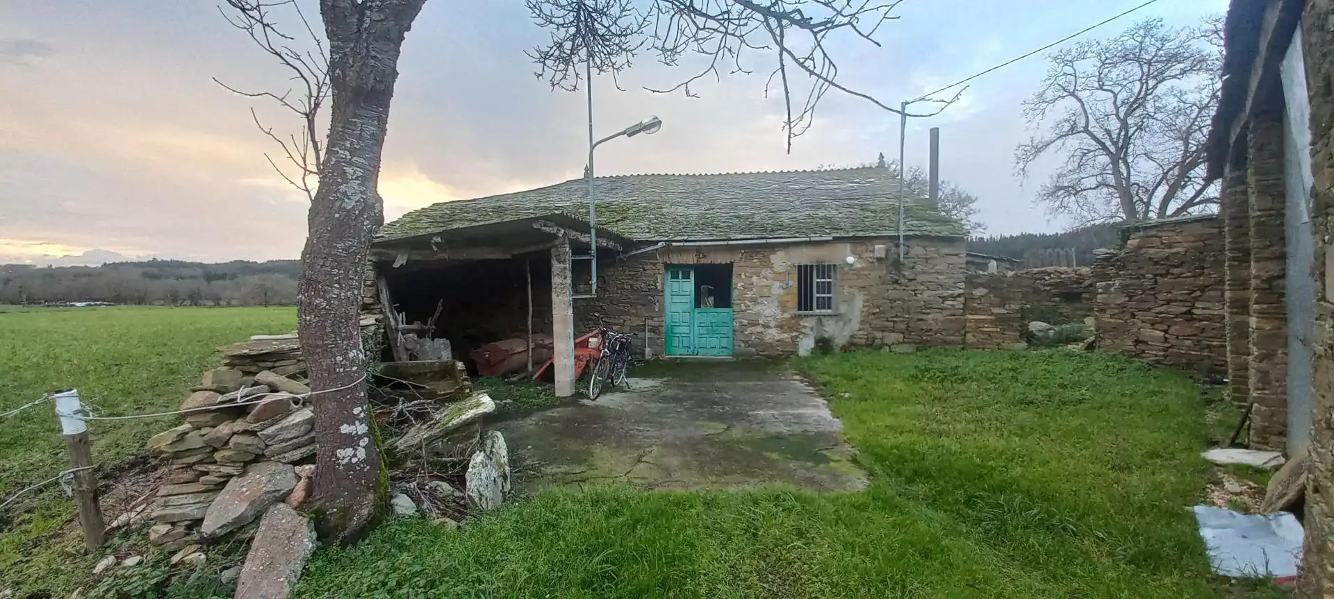 Vista exterior de Finca rústica en venda en Castro de Rei amb Jardí privat