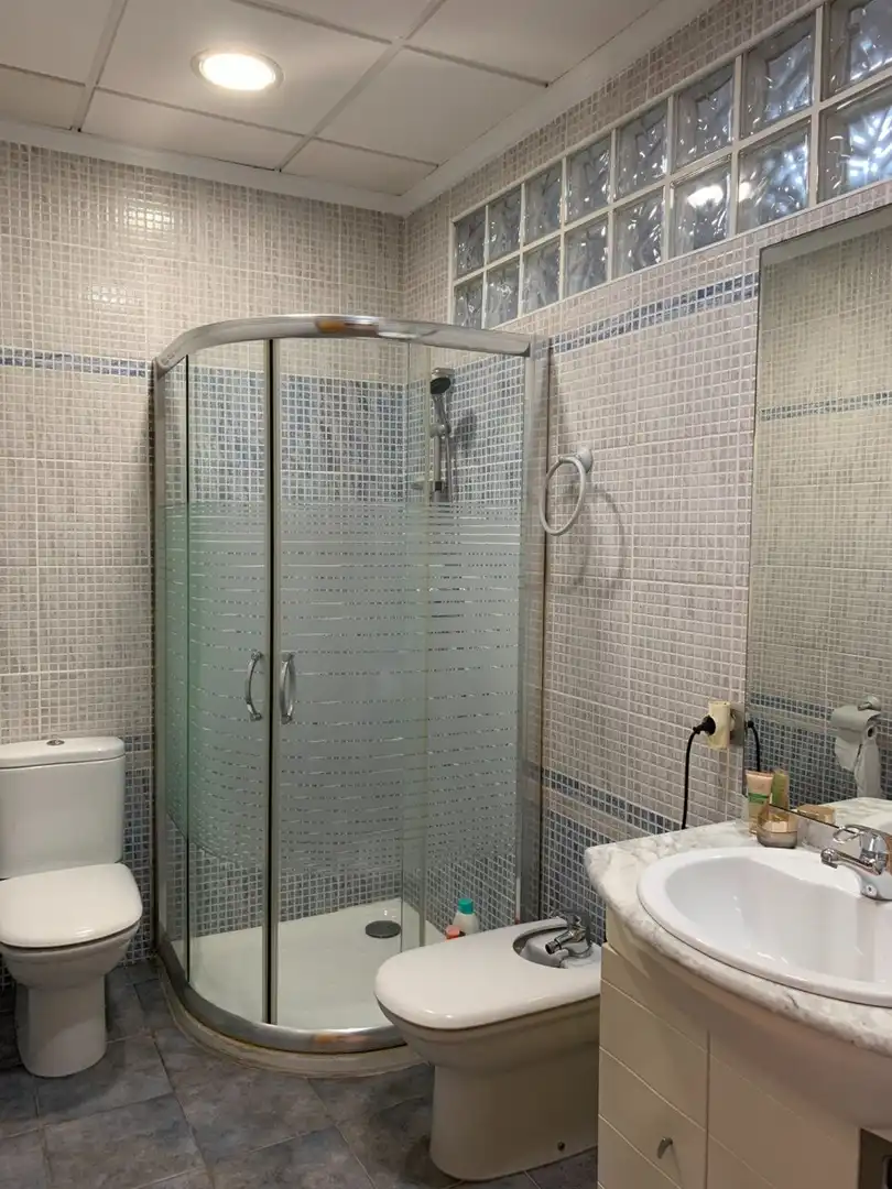 Badezimmer von Erdgeschoss zum Verkauf in Valencia mit Terrasse, Abstellraum und Möbliert