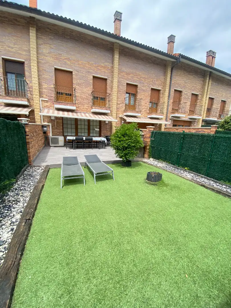 Terrassa de Casa adosada en venda en Irura amb Calefacció, Jardí privat i Parquet