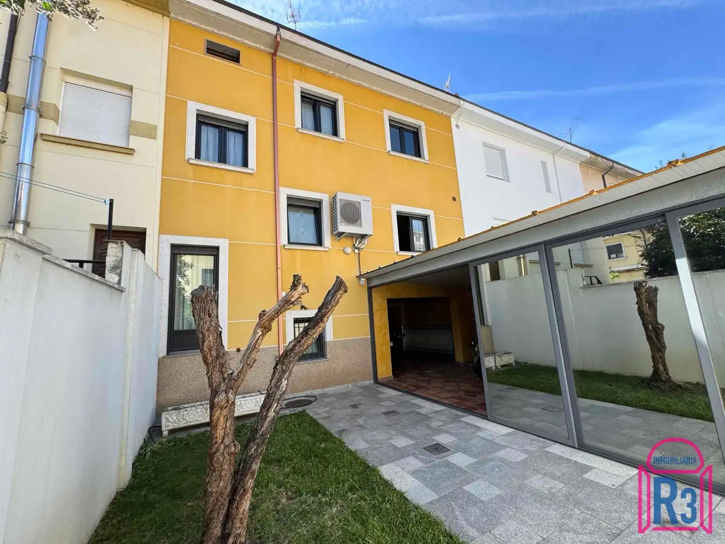 Vista exterior de Casa o xalet en venda en León Capital  amb Calefacció, Terrassa i Traster