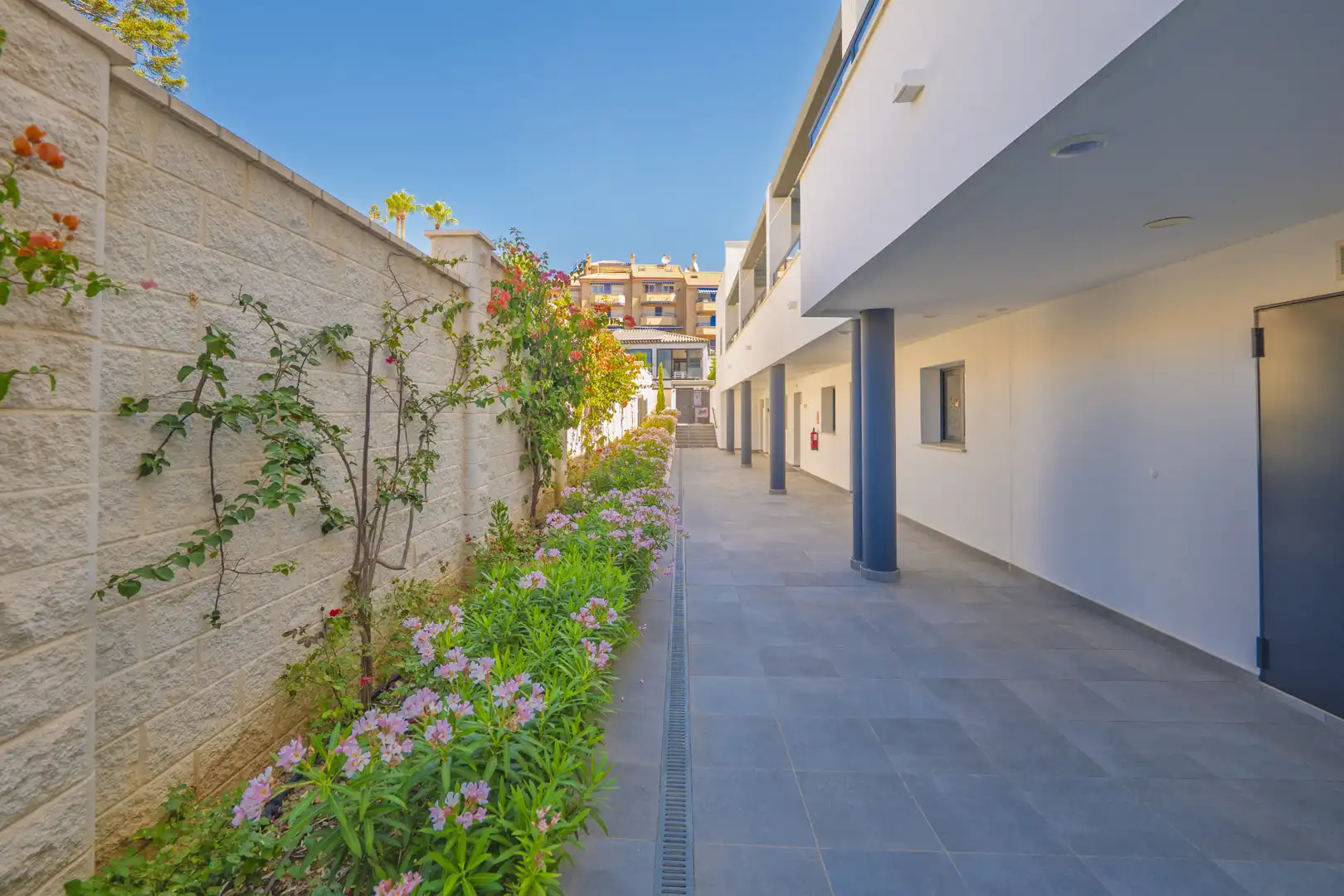 Vista exterior de Casa adosada en venda en Torremolinos amb Jardí privat, Terrassa i Piscina