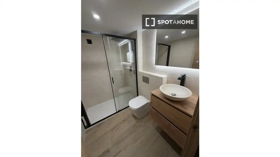 Bathroom of Flat for share in Barcelona  with Air Conditioner, Heating and Furnished