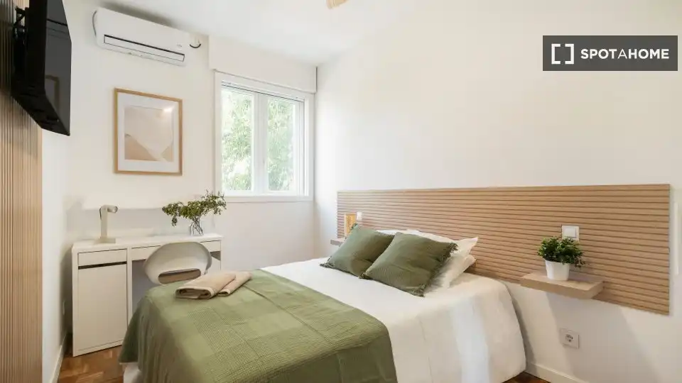 Dormitori de Apartament per a compartir en Madrid amb Aire condicionat, Terrassa i Moblat