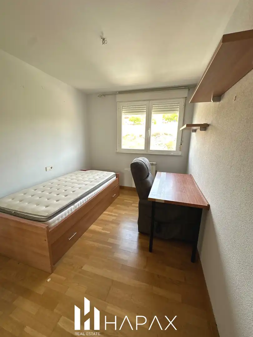 Schlafzimmer von Wohnung zum Verkauf in Salamanca mit Heizung, Privatgarten und Möbliert