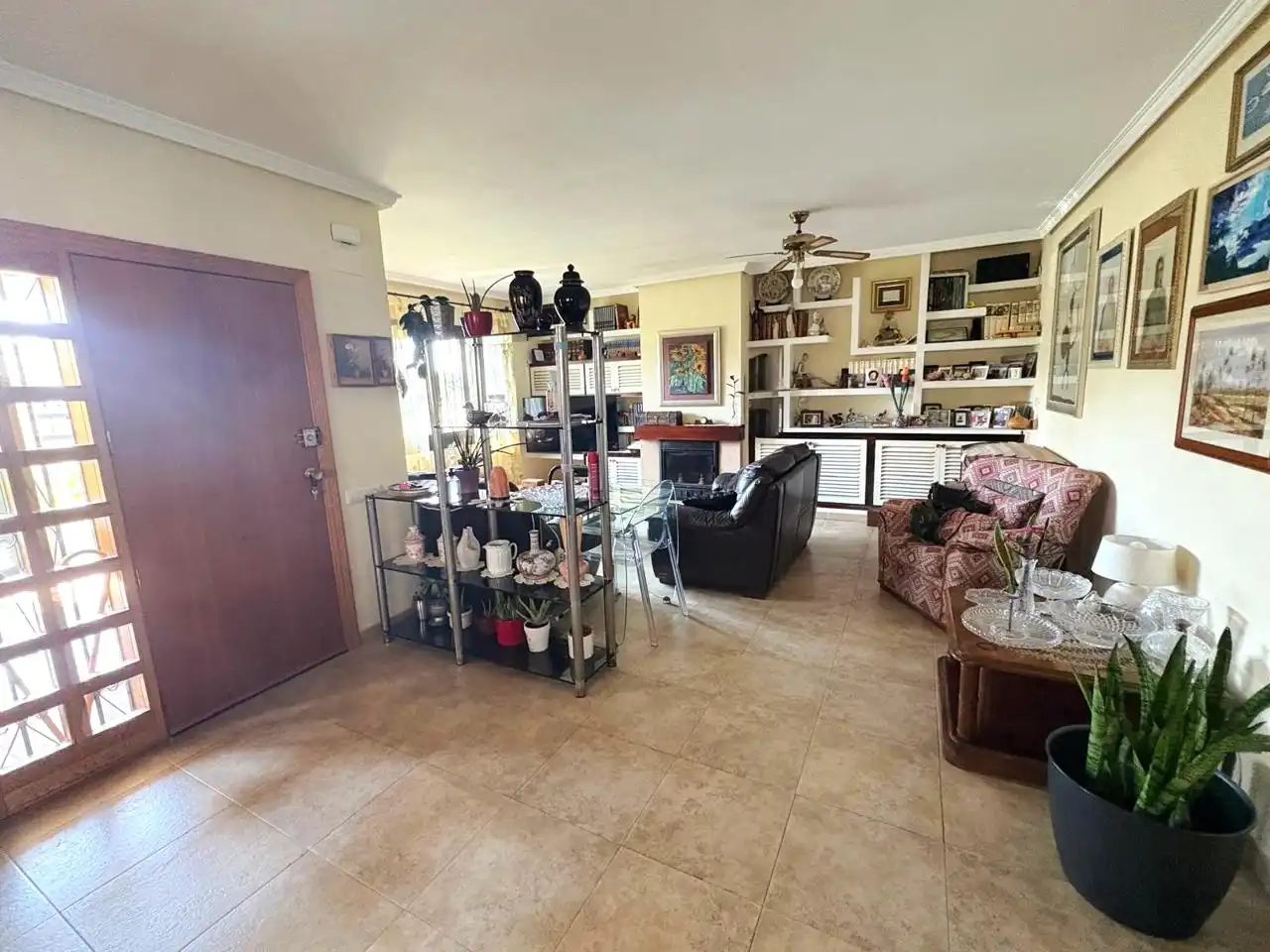 Sala d'estar de Casa adosada en venda en Benicasim / Benicàssim amb Aire condicionat, Jardí privat i Terrassa