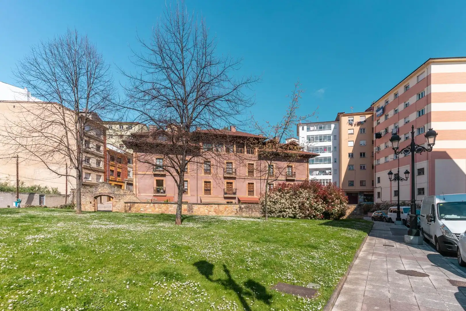 Vista exterior de Pis en venda en Oviedo  amb Calefacció, Moblat i Balcó