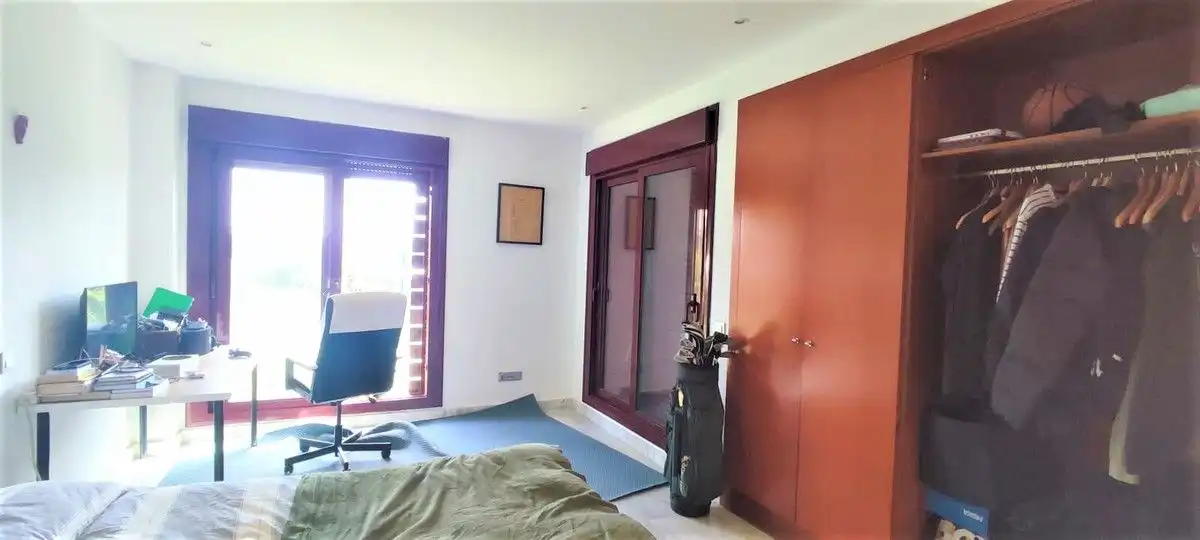 Schlafzimmer von Haus oder Chalet zum Verkauf in Benahavís mit Klimaanlage, Heizung und Privatgarten