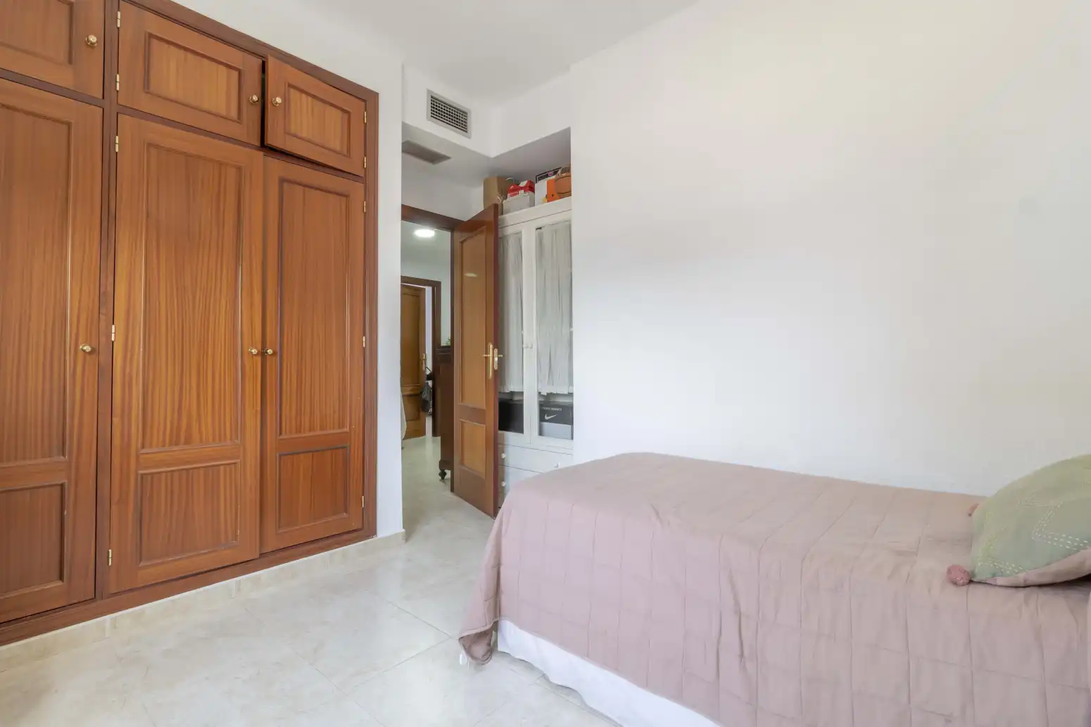 Dormitori de Casa adosada en venda en Gines amb Aire condicionat, Jardí privat i Terrassa