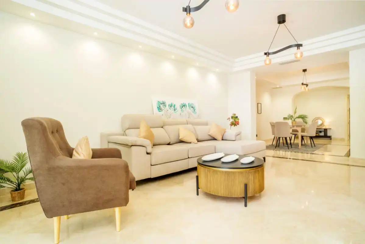 Sala de estar de Piso en venta en Marbella con Aire acondicionado, Calefacción y Jardín privado