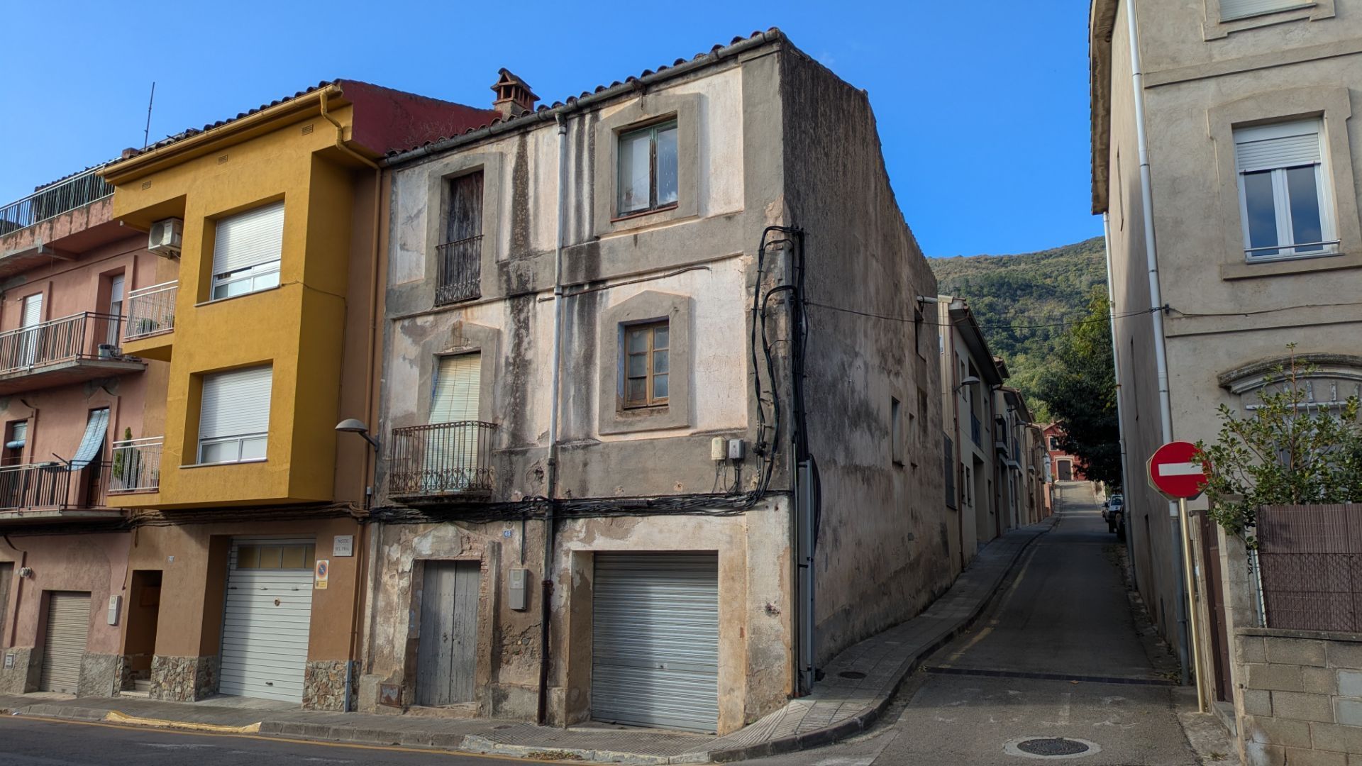Vista exterior de Casa adosada en venda en Amer amb Traster