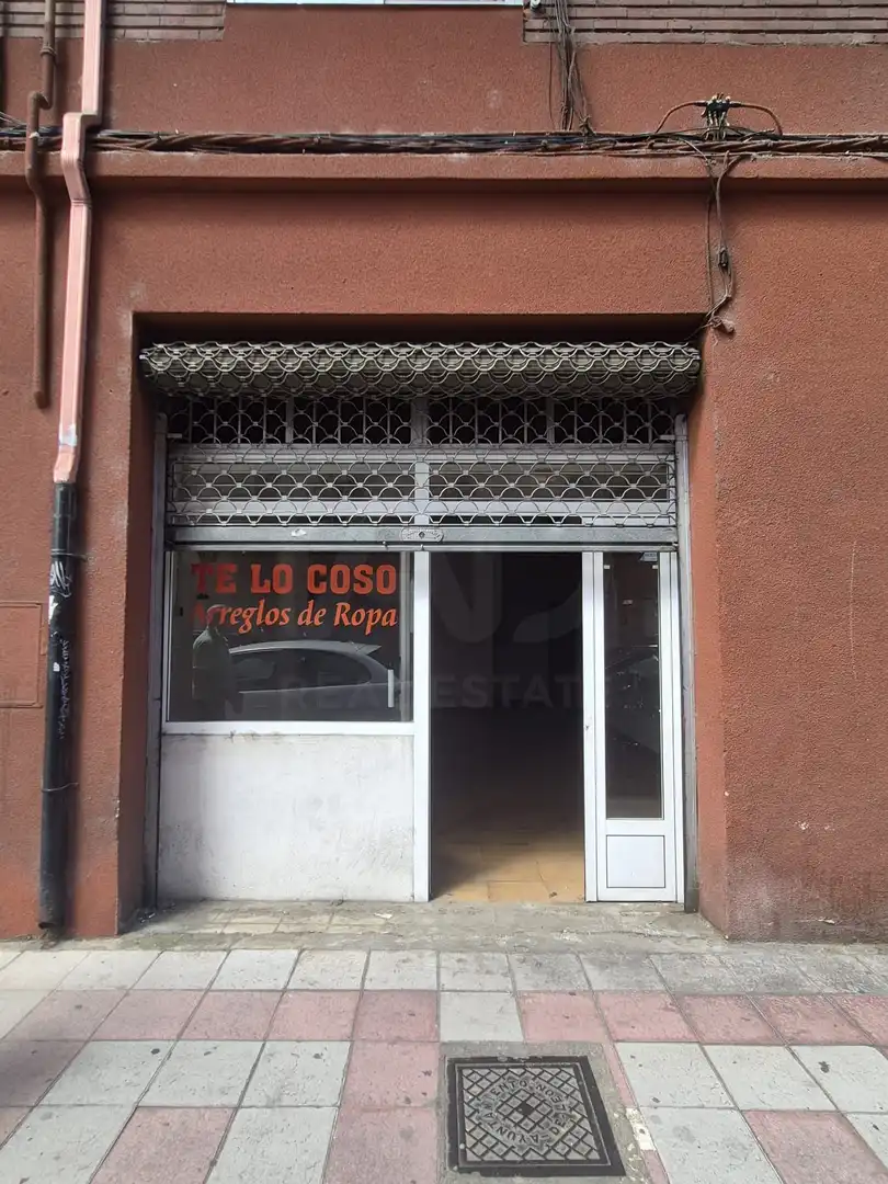 Local comercial en venda a Calle PLATERO REBOLLO 3 3
