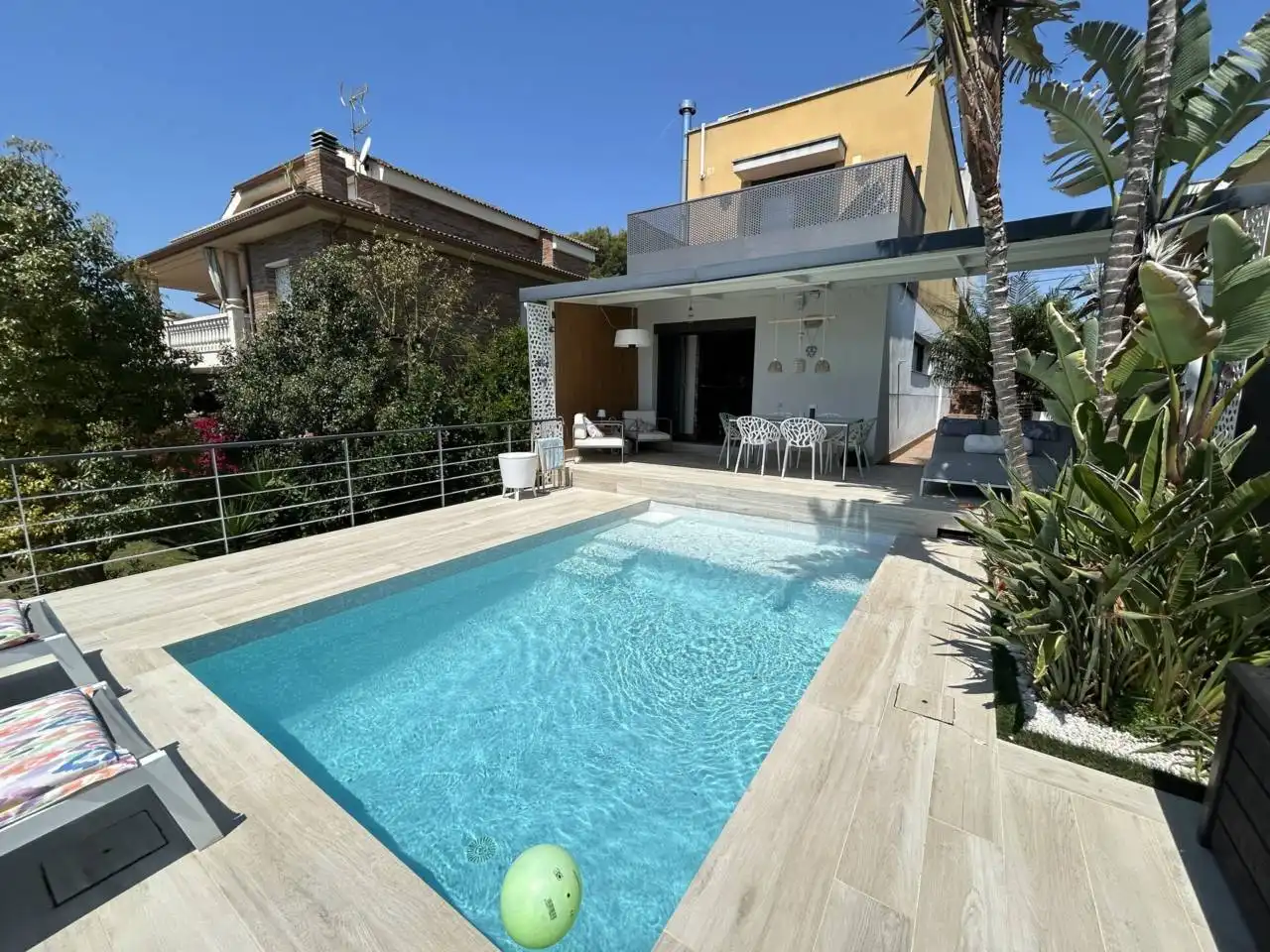 Piscina de Casa o xalet en venda en Cubelles amb Aire condicionat, Calefacció i Jardí privat