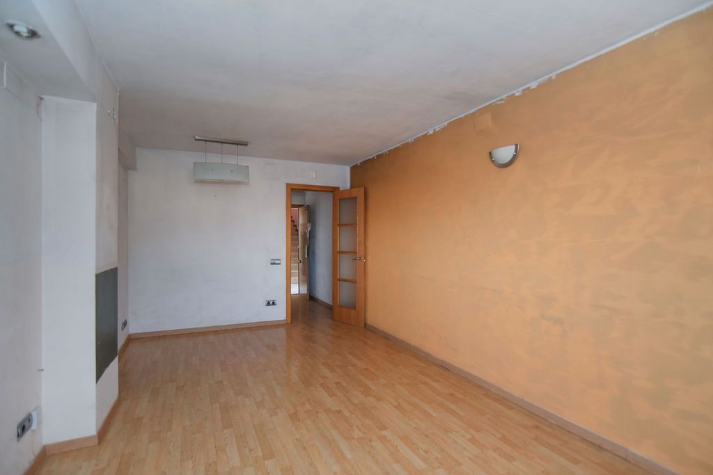 Piso en venta en C/ Pedraforca, Ciutat Meridiana