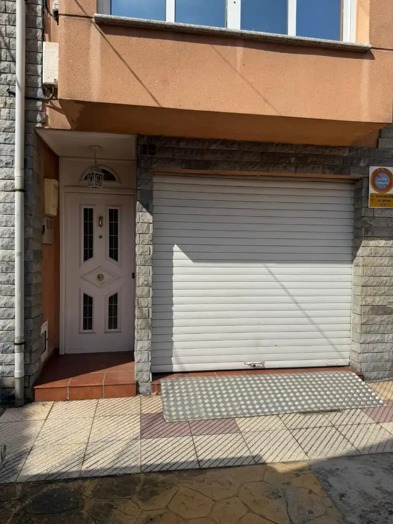 Vista exterior de Casa adosada en venda en Oviedo  amb Calefacció, Parquet i Traster