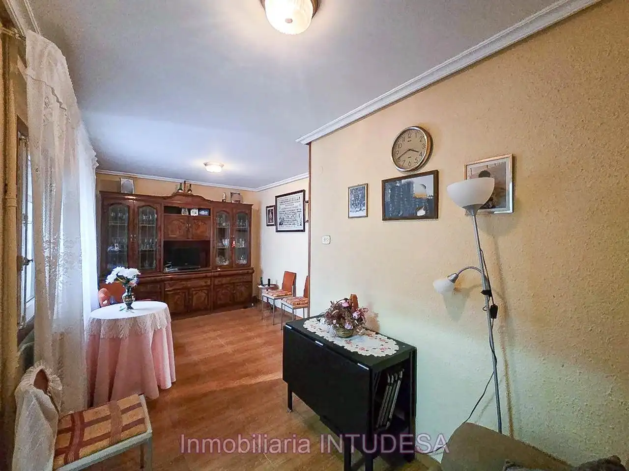 Sala d'estar de Casa adosada en venda en Lourdes