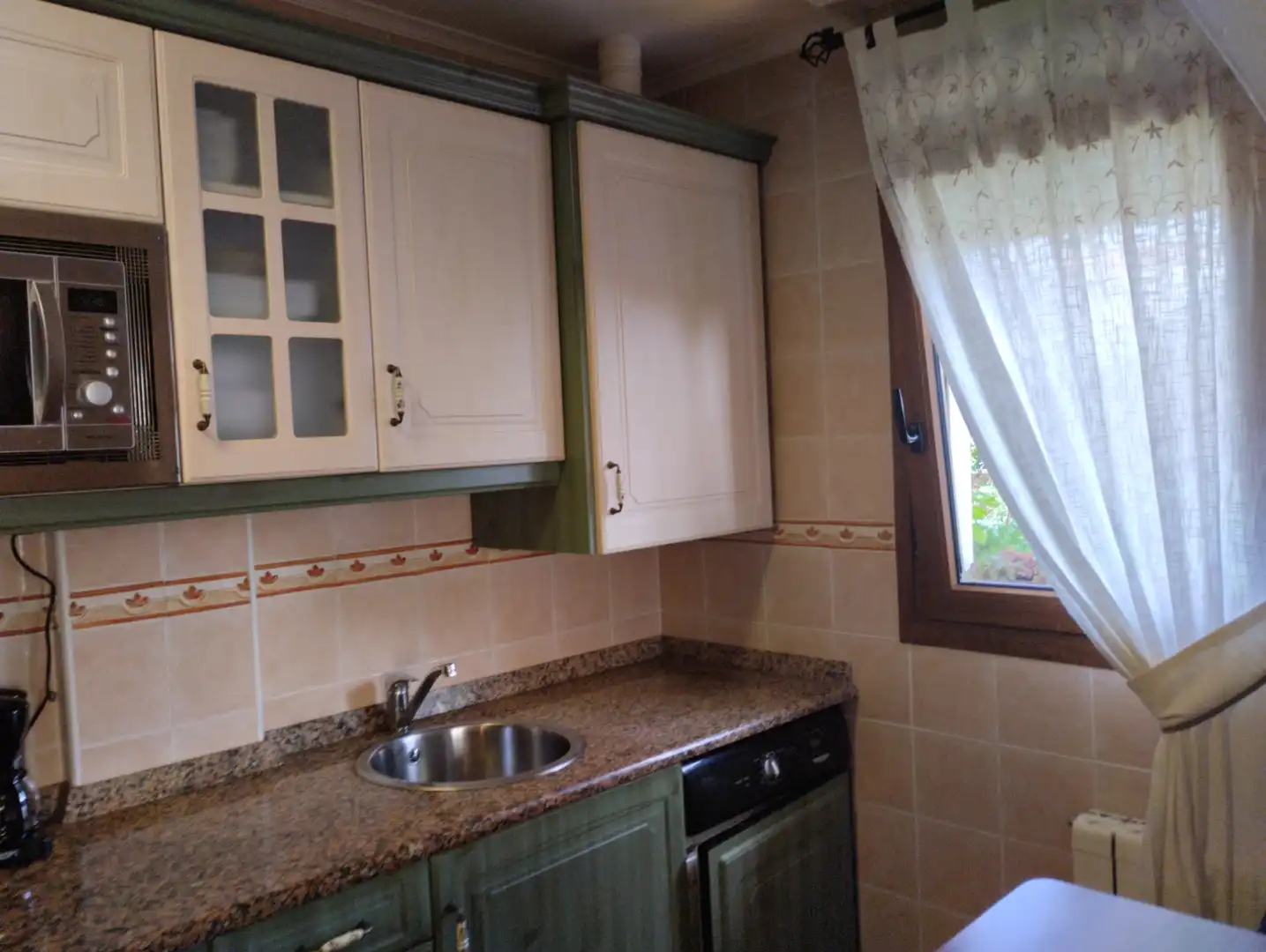 Casa aparellada amb terrassa en venda a Barrio Villasomera 3