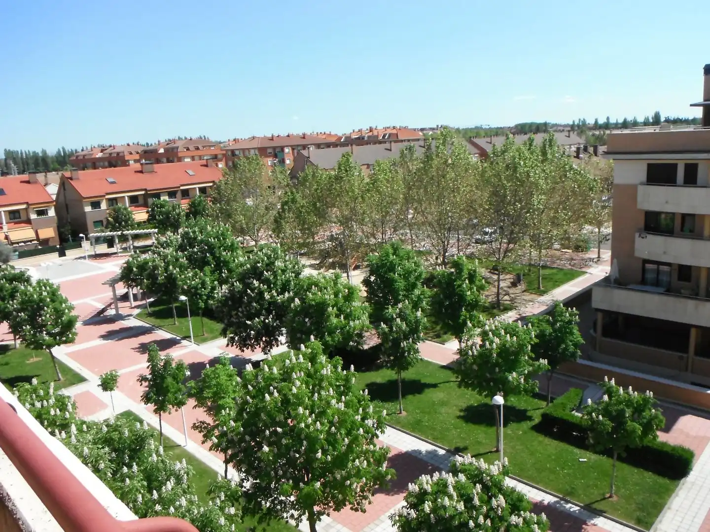 Vista exterior de Ático para compartir en Valladolid con Aire acondicionado, Calefacción y Jardín privado