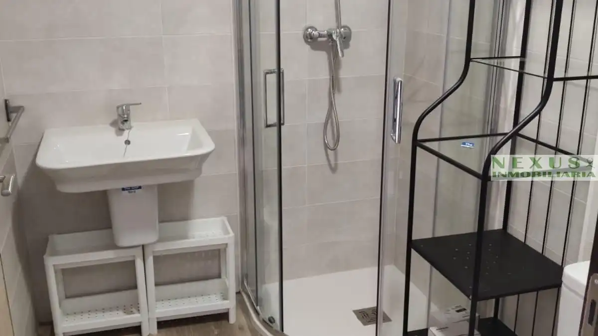 Bany de Apartament de lloguer en Cáceres amb Aire condicionat, Calefacció i Moblat