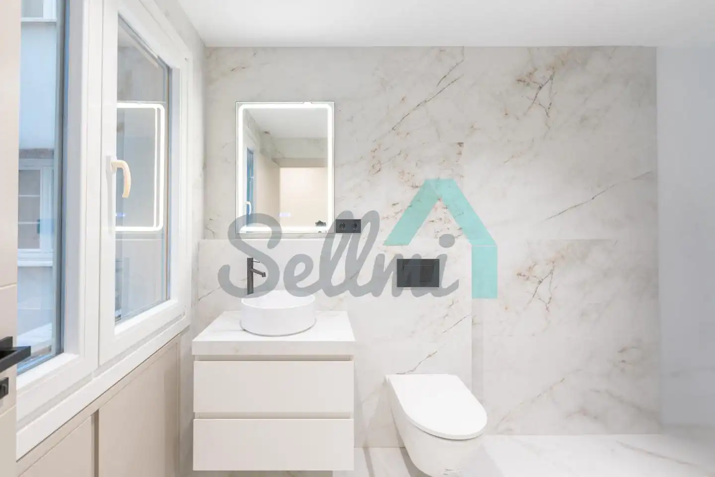 Baño de Piso en venta en Oviedo  con Calefacción, Trastero y Balcón