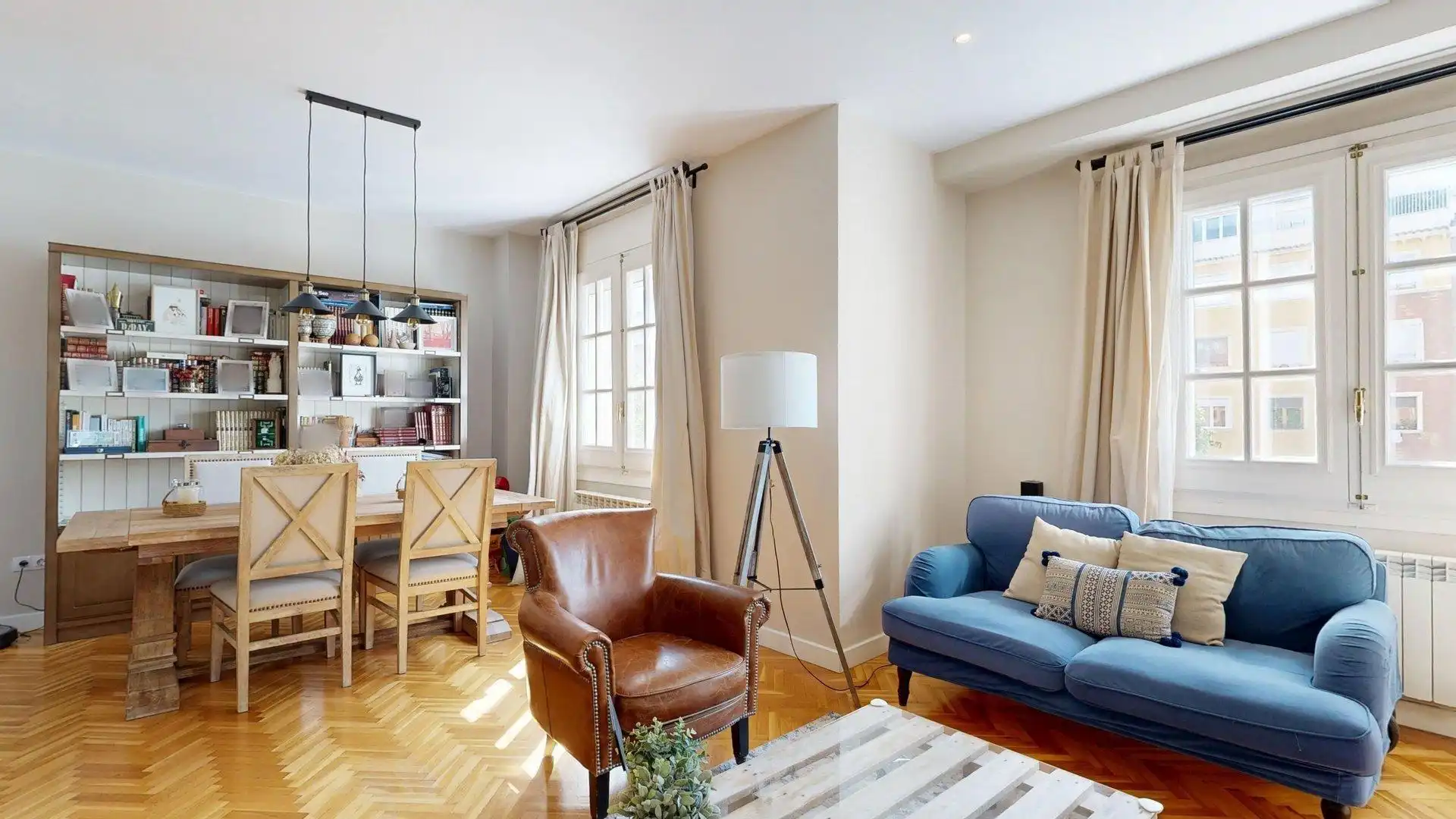 Living room of Flat for sale in Zaragoza  with Air Conditioner, Heating and Parquet flooring