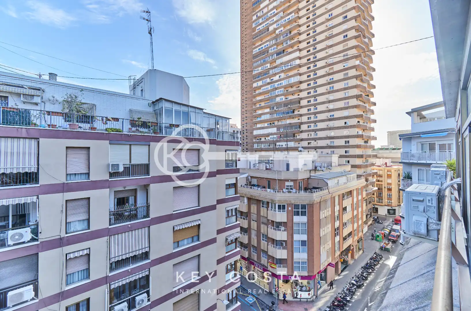 Vista exterior de Àtic en venda en Alicante / Alacant amb Aire condicionat, Terrassa i Moblat