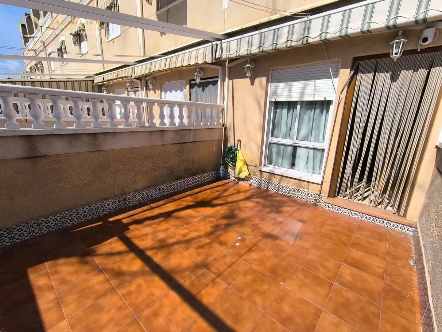 Terrasse von Einfamilien-Reihenhaus zum Verkauf in Santa Pola mit Klimaanlage, Heizung und Privatgarten