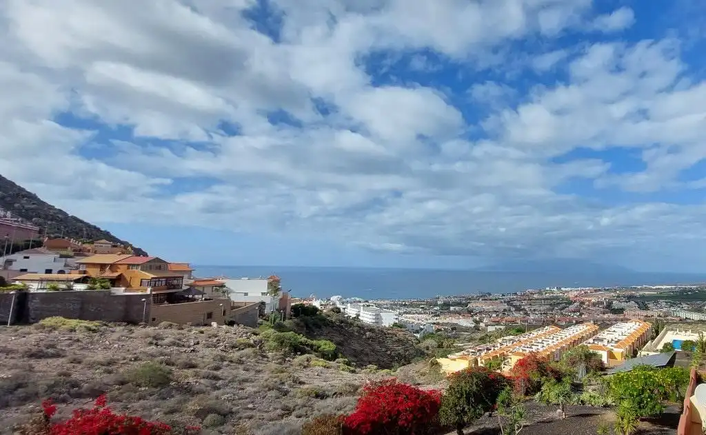 Vista exterior de Apartamento en venta en Adeje con Terraza, Amueblado y Piscina comunitaria