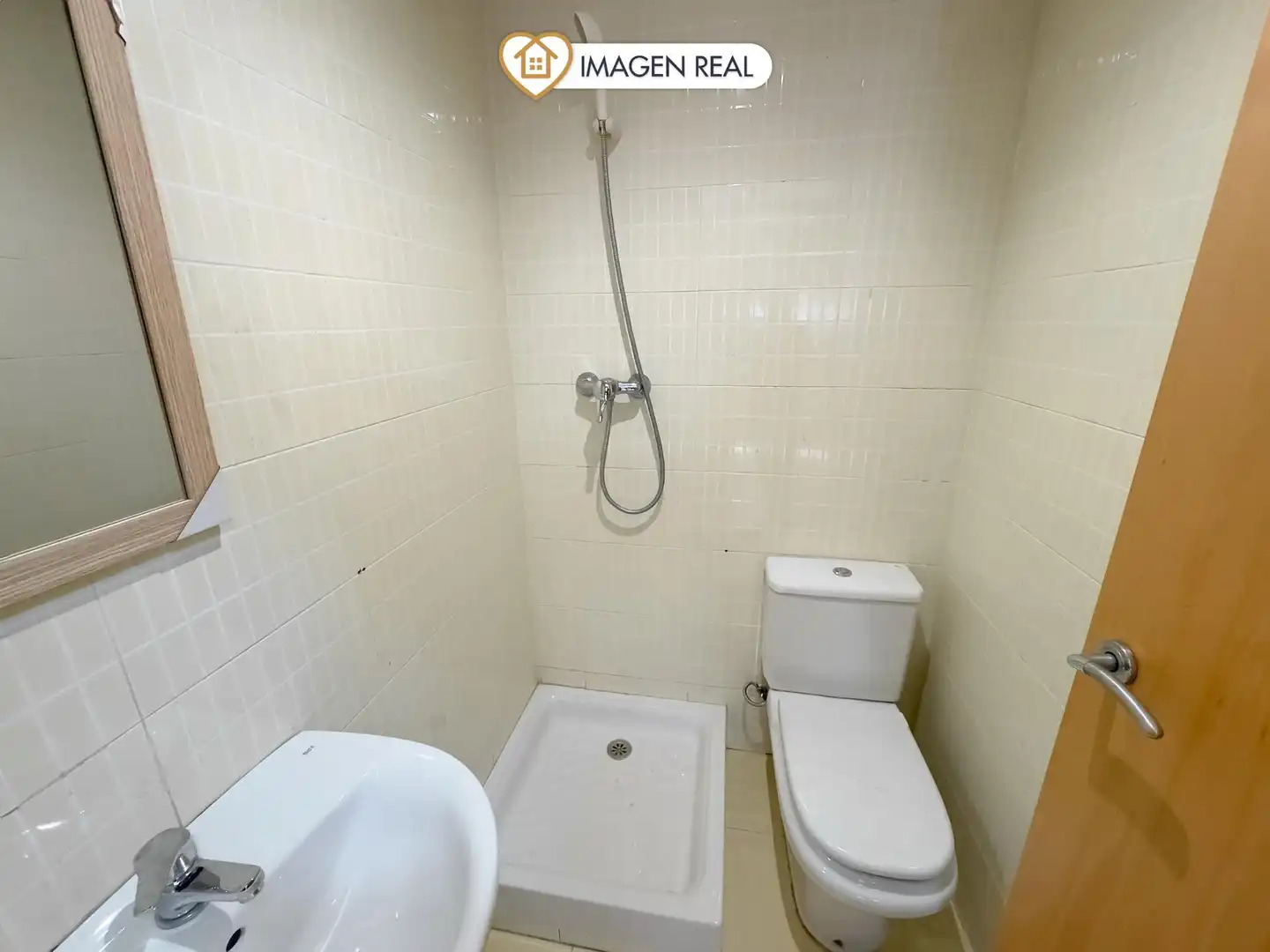 Badezimmer von Wohnung mieten mit Kaufoption in Vallirana mit Heizung, Ofen und Internet