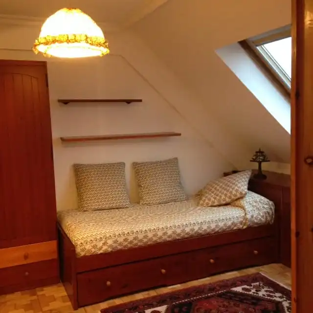 Dormitori de Apartament de lloguer en Oviedo  amb Calefacció, Parquet i Moblat