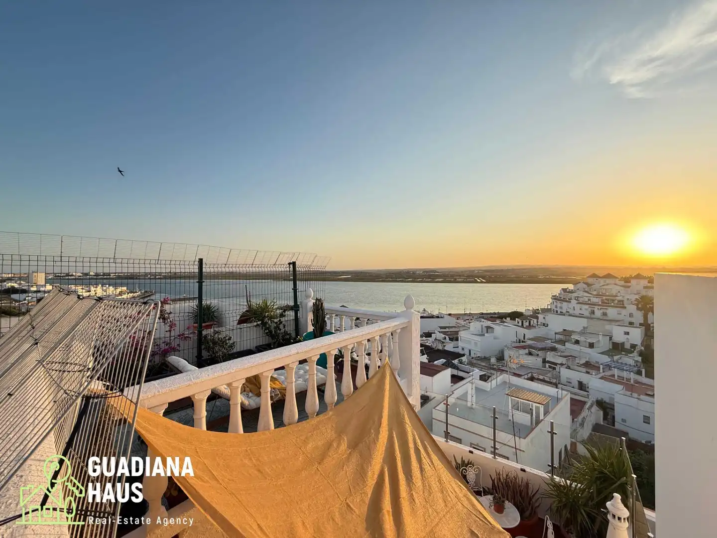 Vista exterior de Casa adosada en venda en Ayamonte amb Aire condicionat, Calefacció i Terrassa