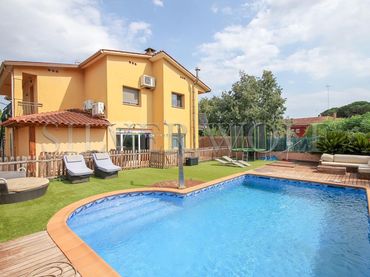 Casa con piscina en venta en Carrer Santa Llúcia