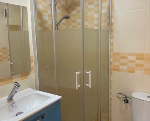 Badezimmer von Maisonette miete in Pantoja mit Heizung, Abstellraum und Ofen