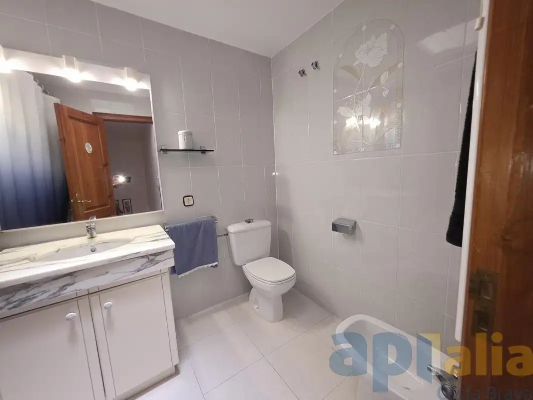 Baño de Casa adosada en venta en Castell d'Aro, Platja d'Aro i s'Agaró con Calefacción, Jardín privado y Piscina comunitaria