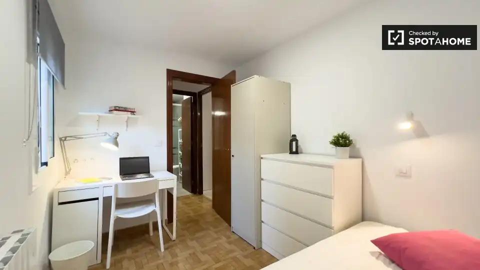Dormitori de Pis per a compartir en L'Hospitalet de Llobregat amb Aire condicionat, Calefacció i Moblat