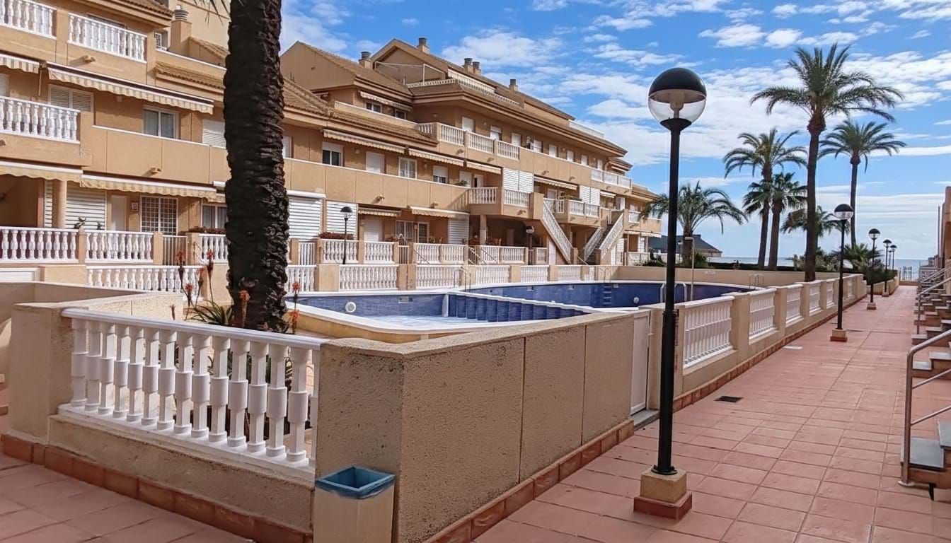 Vista exterior de Piso en venta en La Manga del Mar Menor con Trastero, Piscina y Balcón