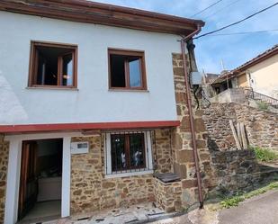 Vista exterior de Casa o xalet en venda en San Martín del Rey Aurelio amb Terrassa