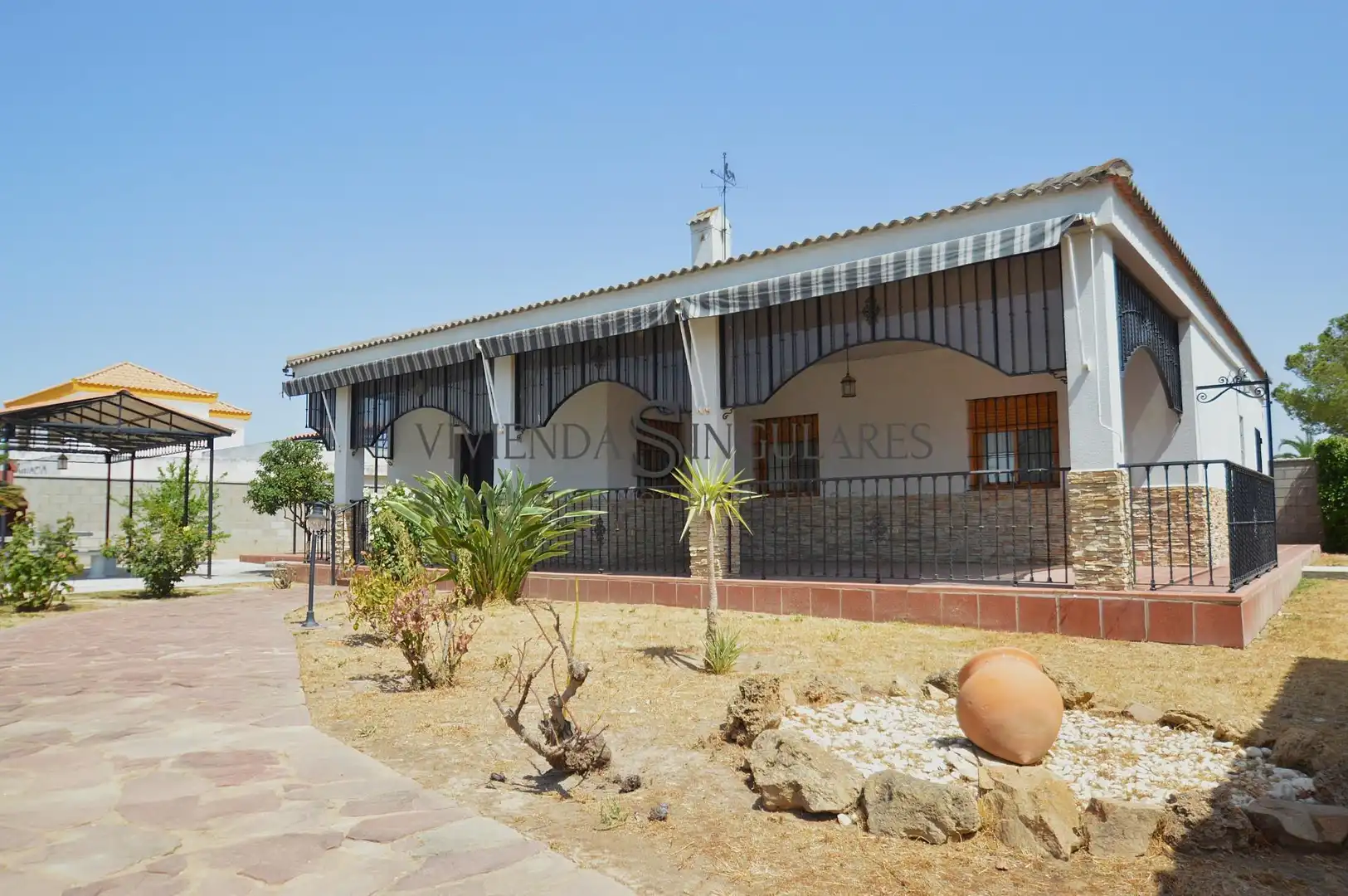 Chalet con piscina en venta en Carmona, imagen 2