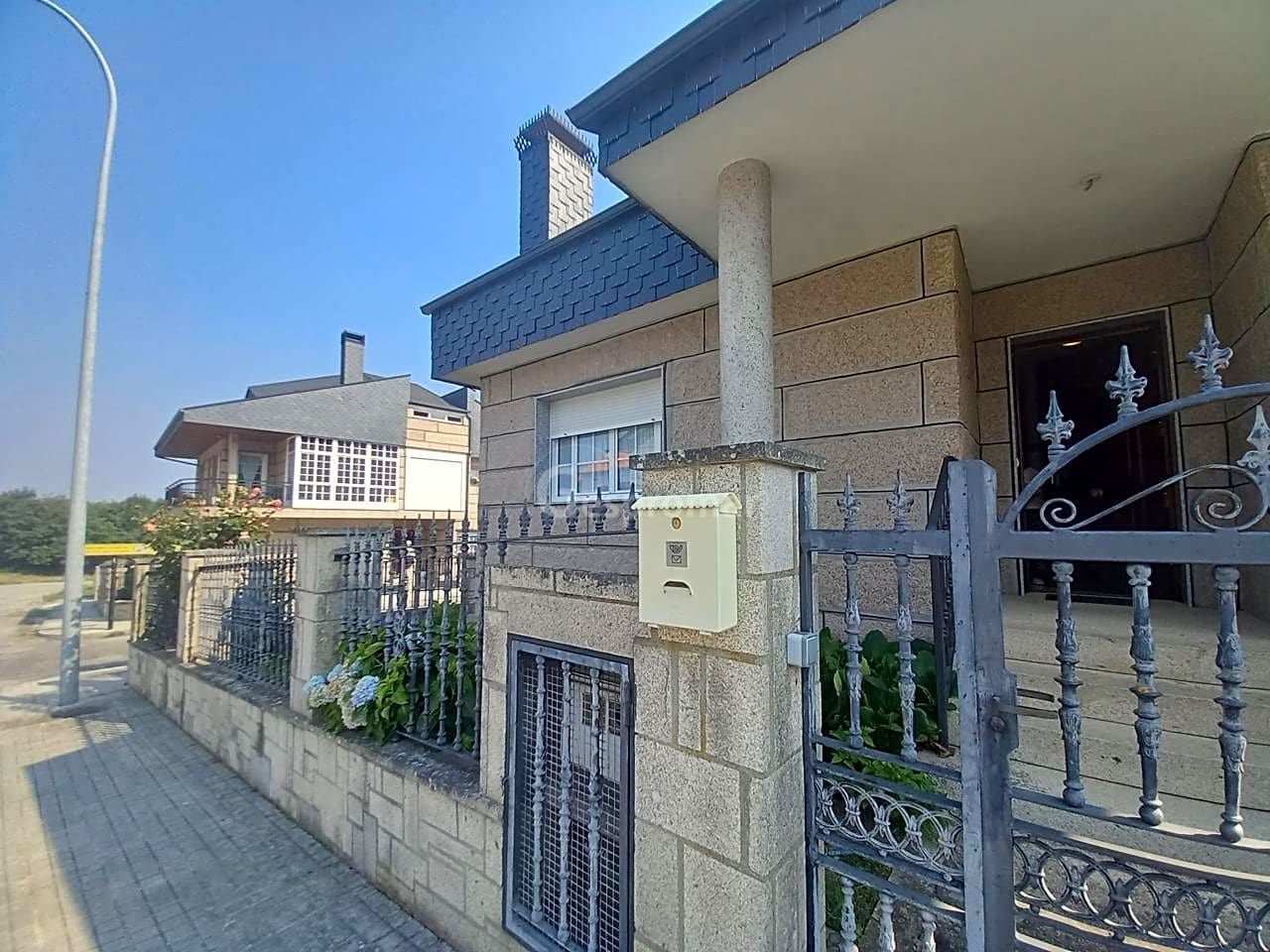 Vista exterior de Casa adosada en venda en Castro Caldelas amb Calefacció, Jardí privat i Parquet
