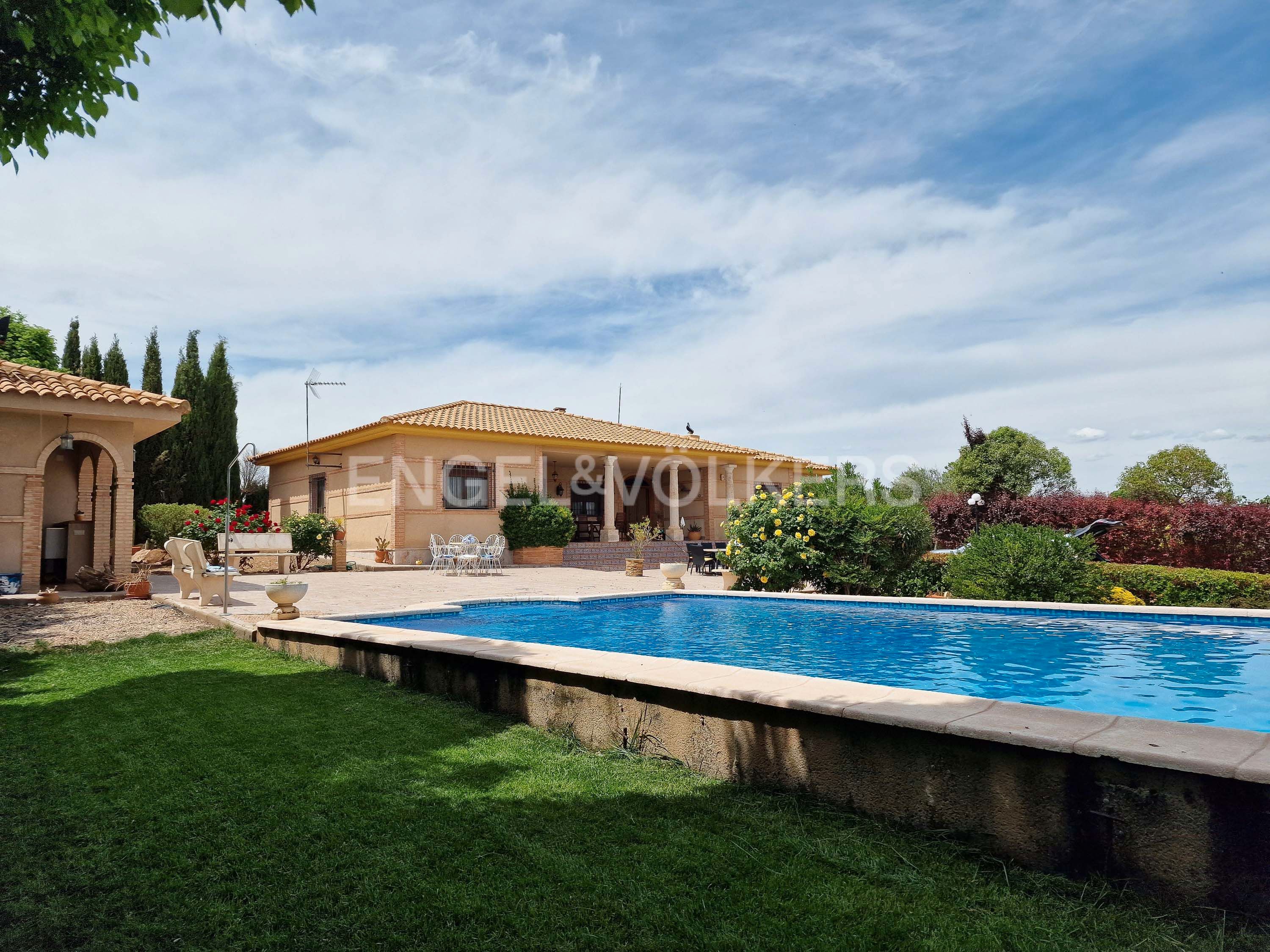 Exterior view of House or chalet for sale in Daimiel  with Air Conditioner, Heating and Private garden